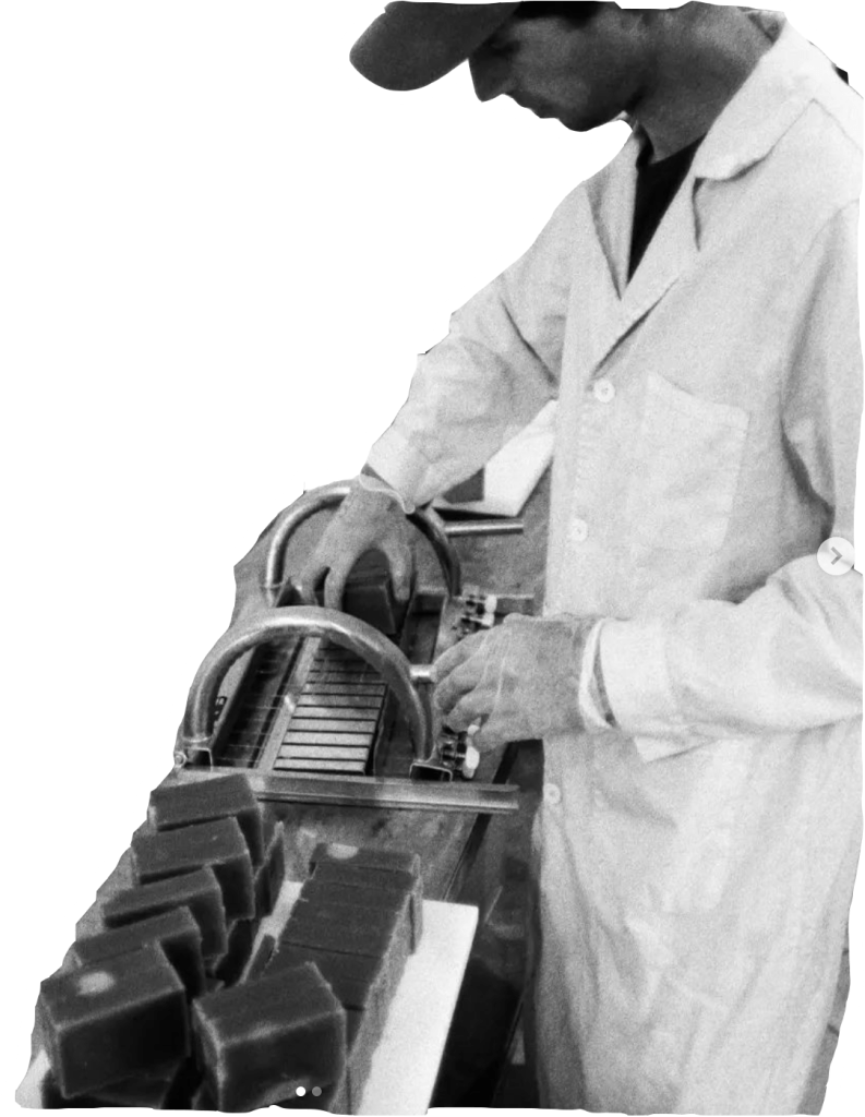 Nicolas découpe les savons