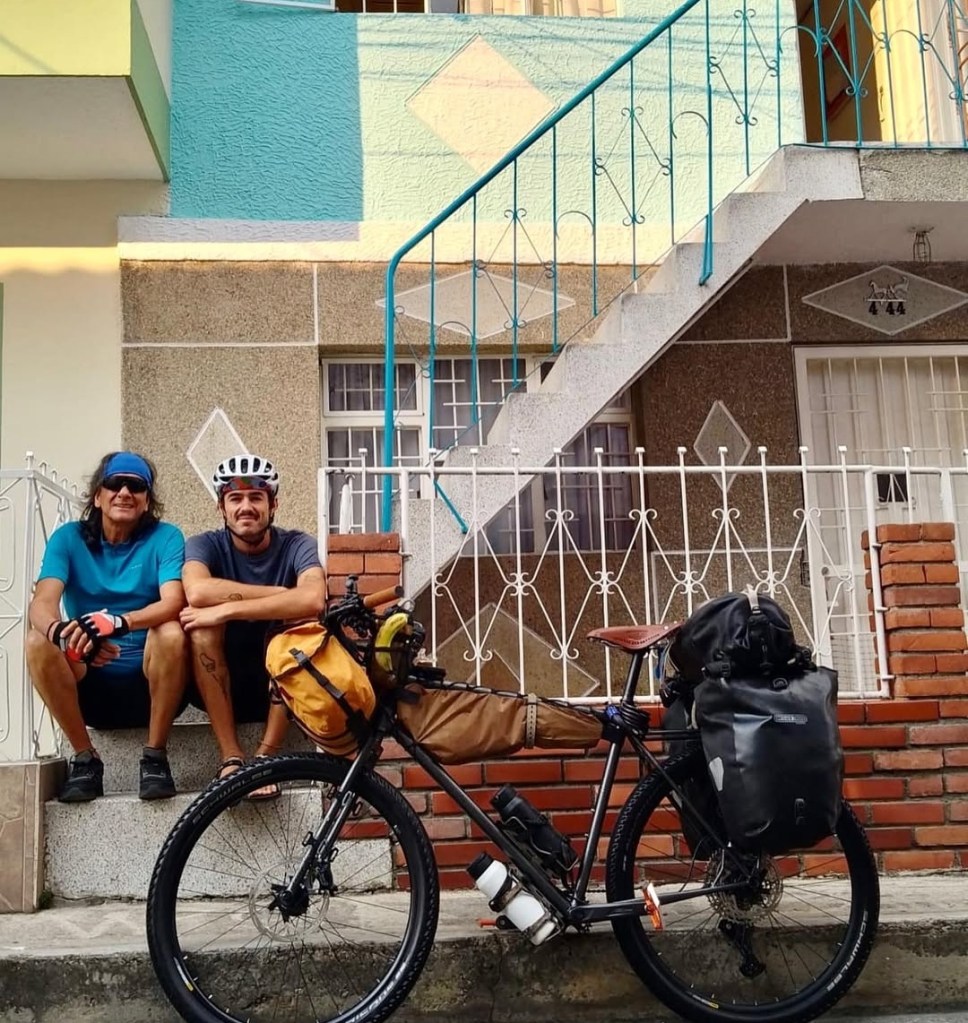Thomas en Colombie avec son vélo et un ami