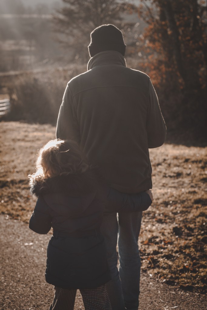 Pierre, de dos avec sa fille.